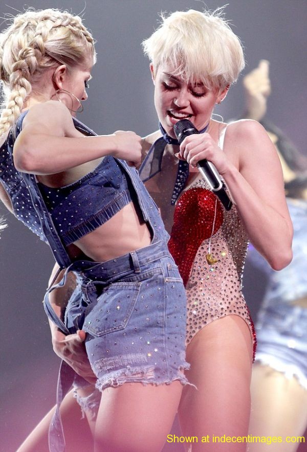 Miley Cyrus gropes one of her female dancers