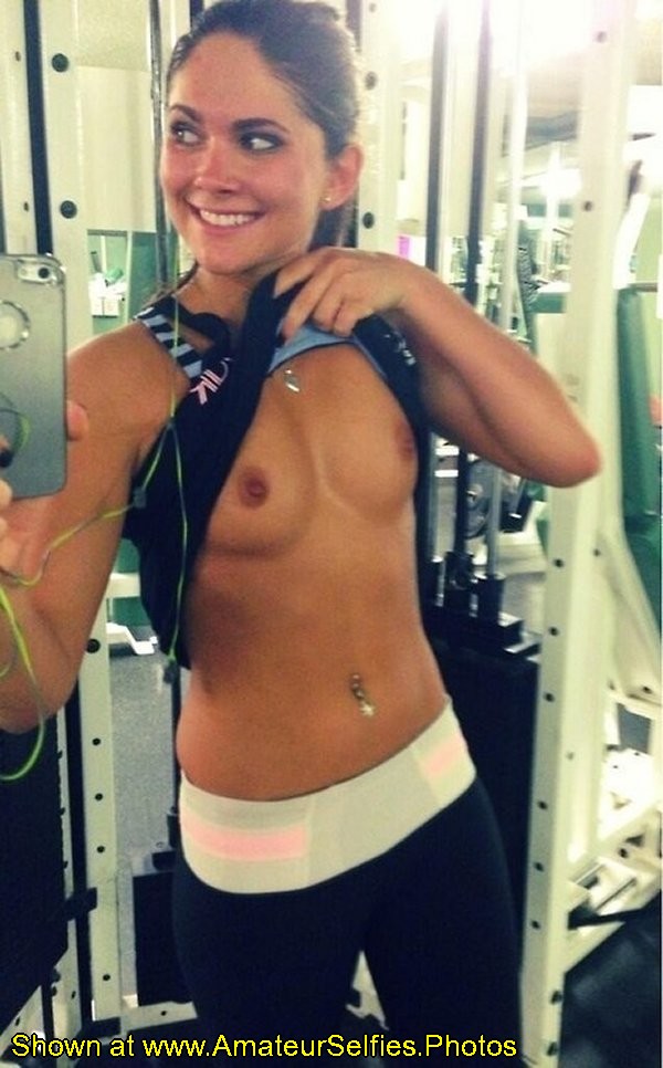 Flashing her breasts at the gym